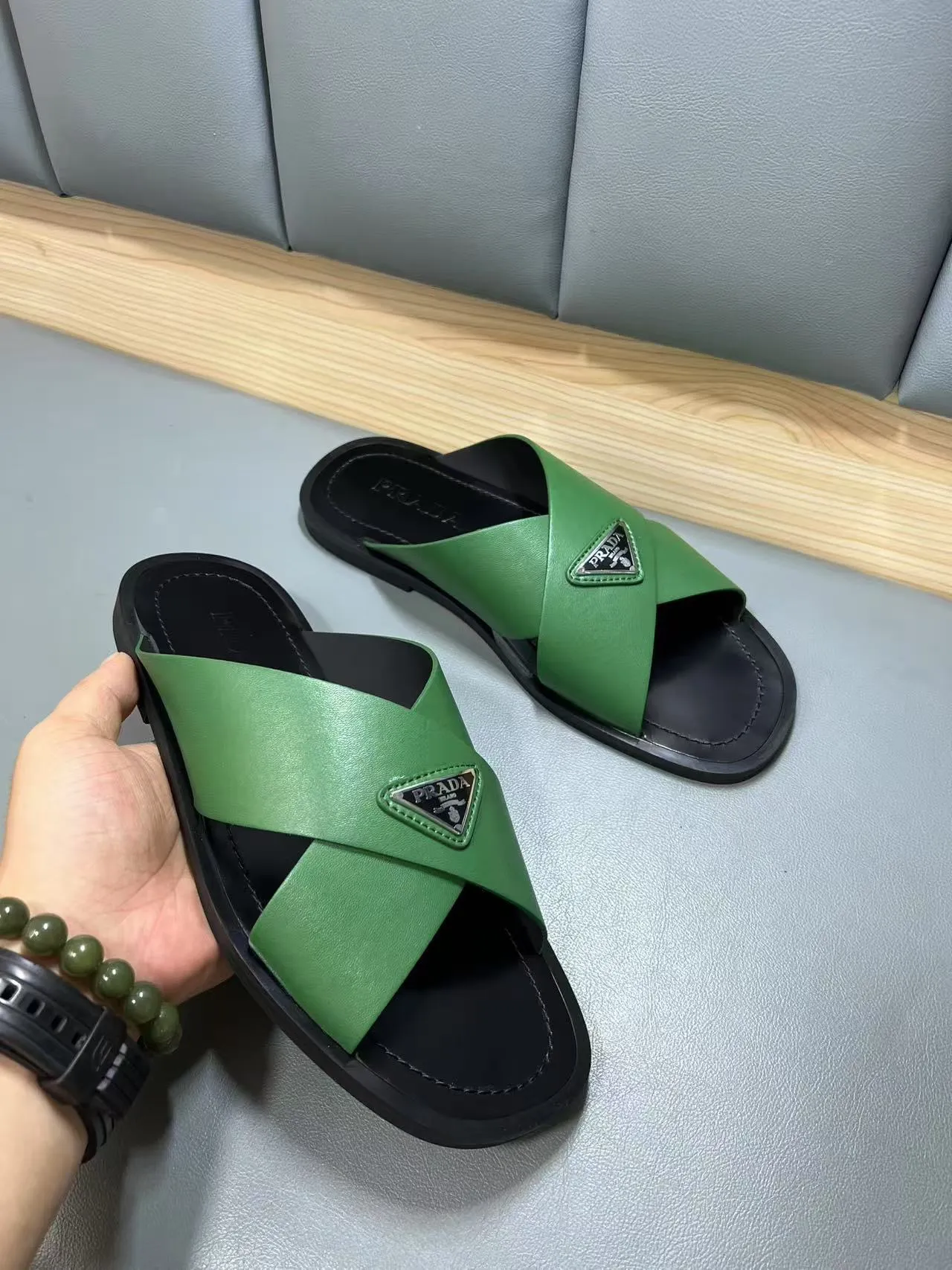 340💰PRADA Prada’s latest slippers are synchronized with the official website. This slipper is made of the brand’s unique and iconic Saffiano leather. The brand logo jumps out from the double straps, and the brand style is clearly visible. Cowhide gives men elegant charm and functional design, making it an ideal choice for vacation and leisure. Size:38-45